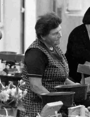 Marie Mellerin encore sur les marchés à 70 ans passés (coll. M. Cl. Brosseau)